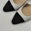 LA SELLERIE - Chanel in pelle avorio e puntale in tessuto nero tacco 50 - immagine 5