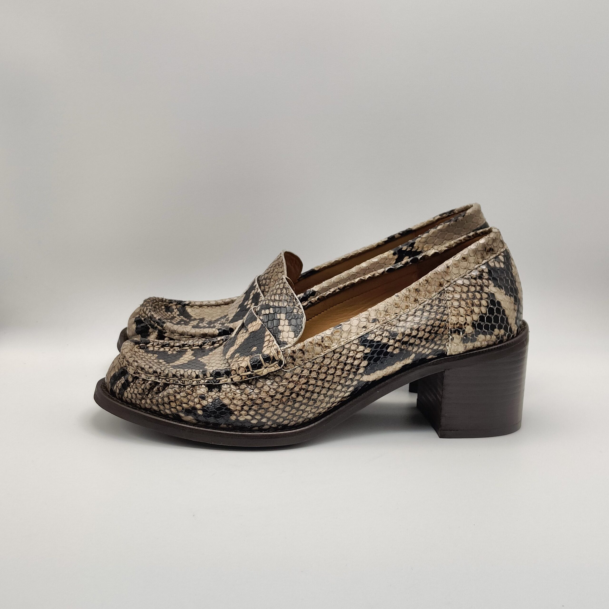 JULIE DEE - Mocassino in pitone stampato tortora con tacco 50 - immagine 2