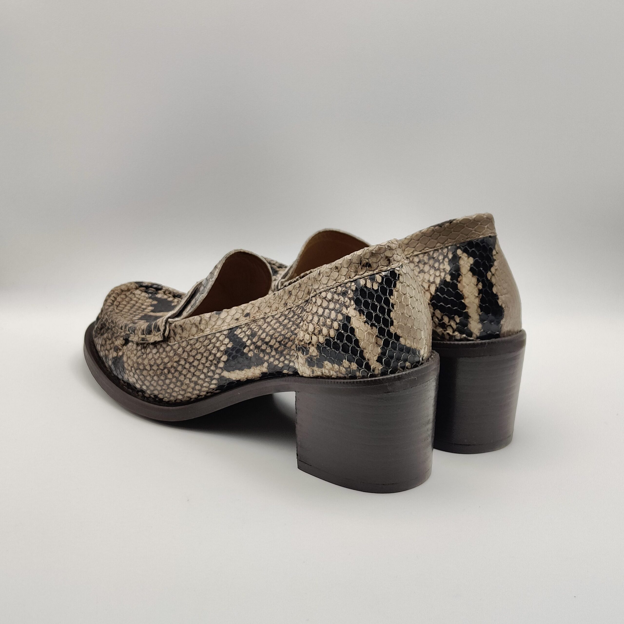 JULIE DEE - Mocassino in pitone stampato tortora con tacco 50 - immagine 4